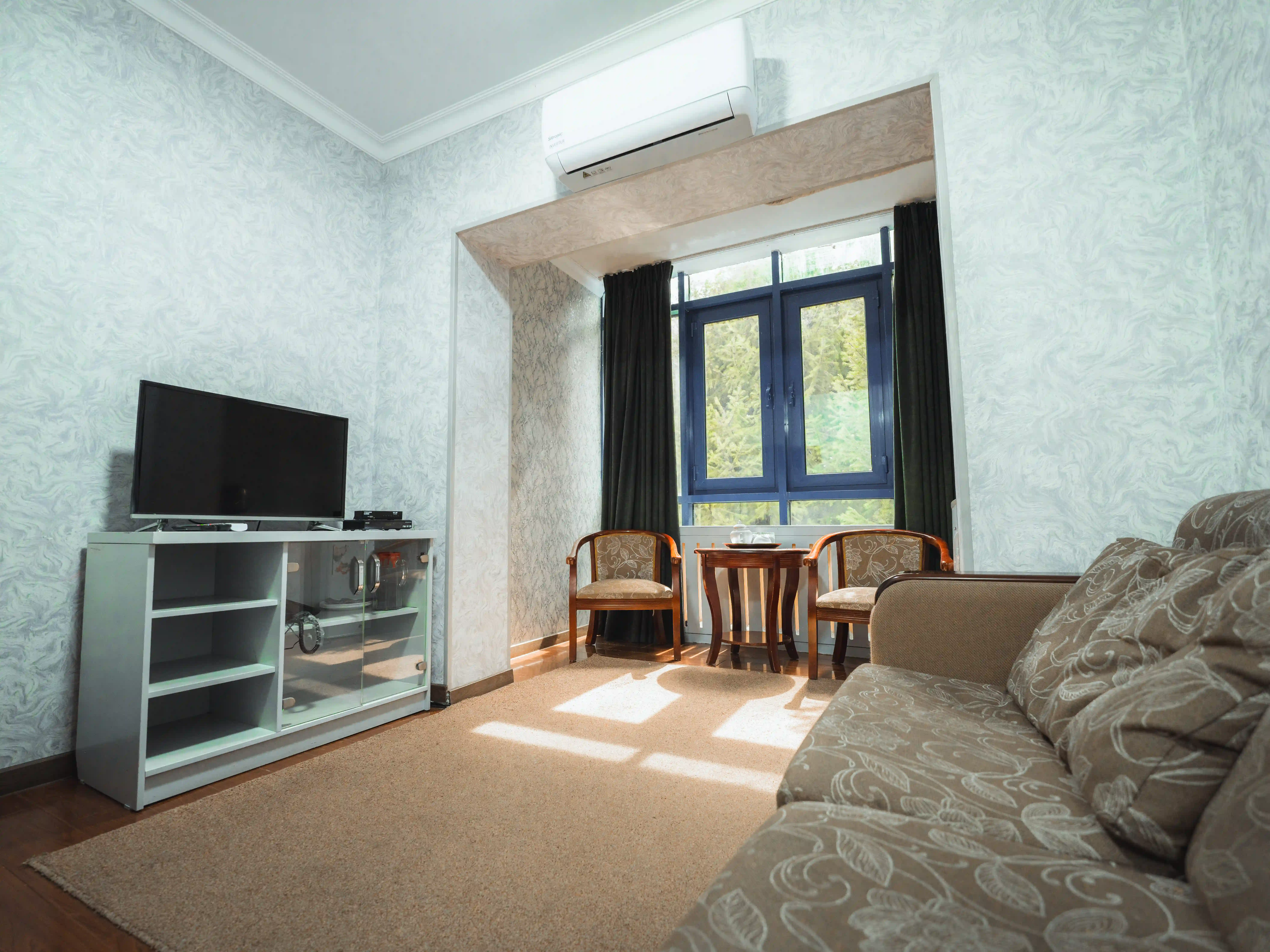 Semi-Luxe 3-person Room Interior 2