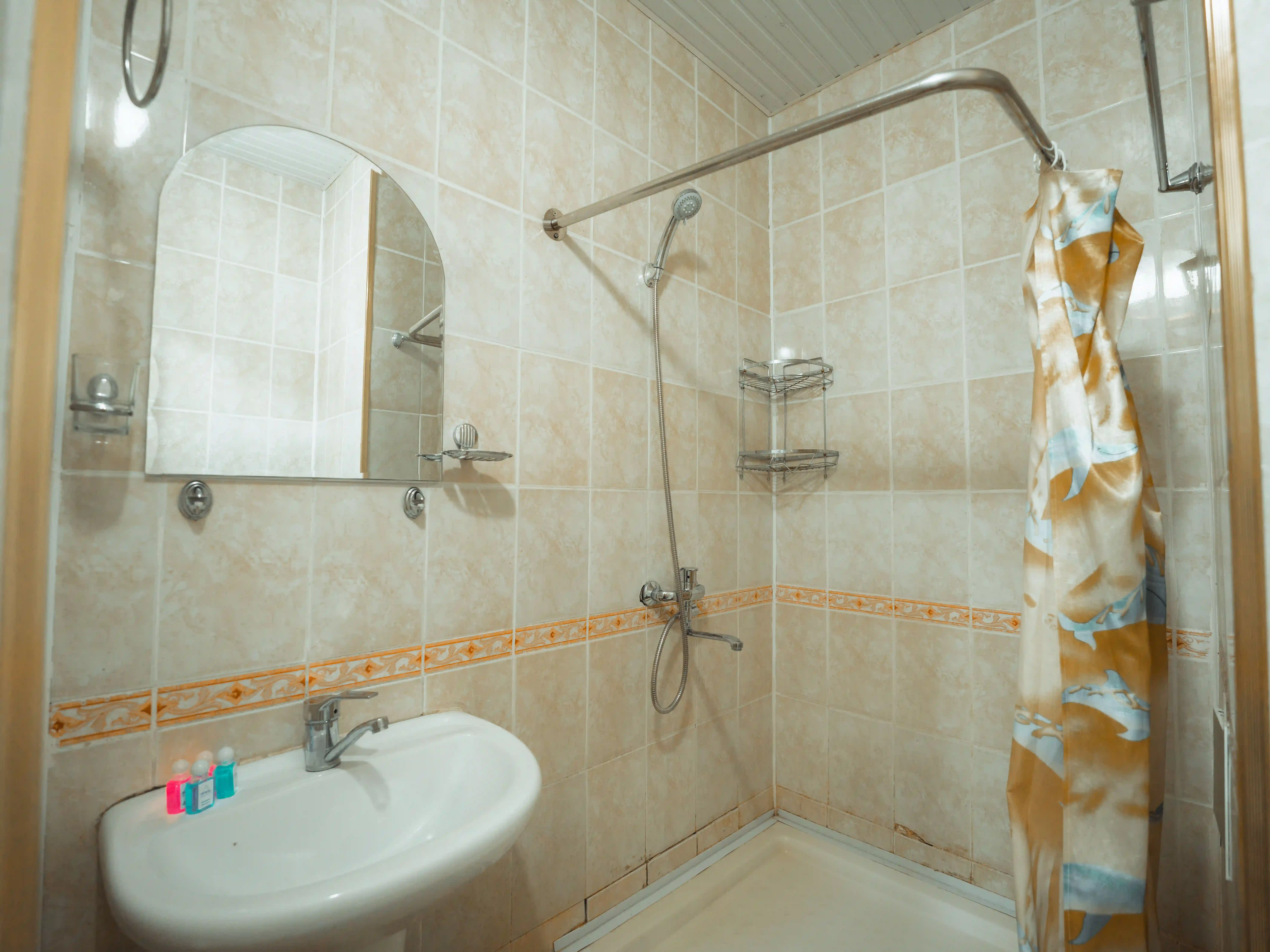 Semi-Luxe 3-person Room Interior 3